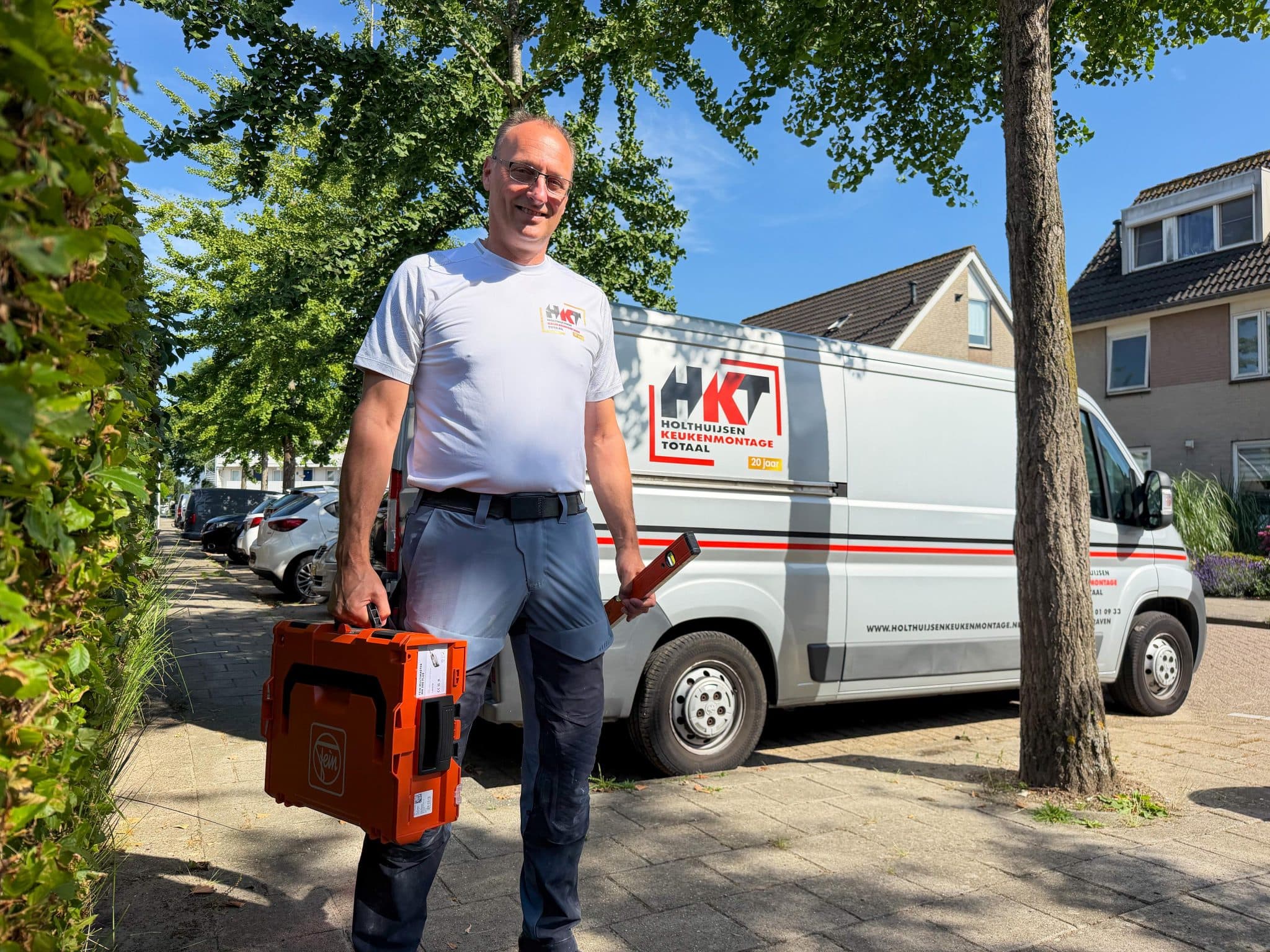 Arthur Holthuijsen voor zijn bedrijfsbus met gereedschap