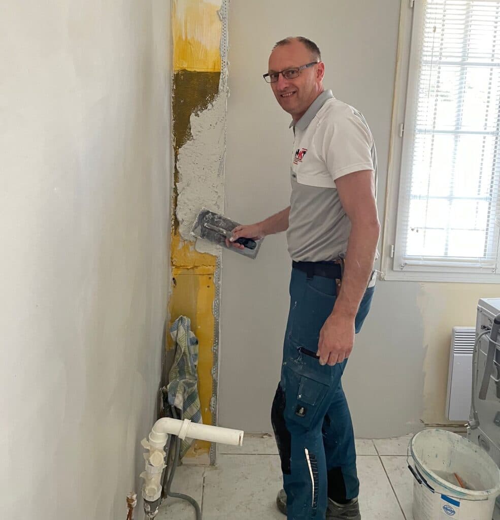 Arthur Holthuijsen van HKT aan het werk tijdens een keukenverbouwing